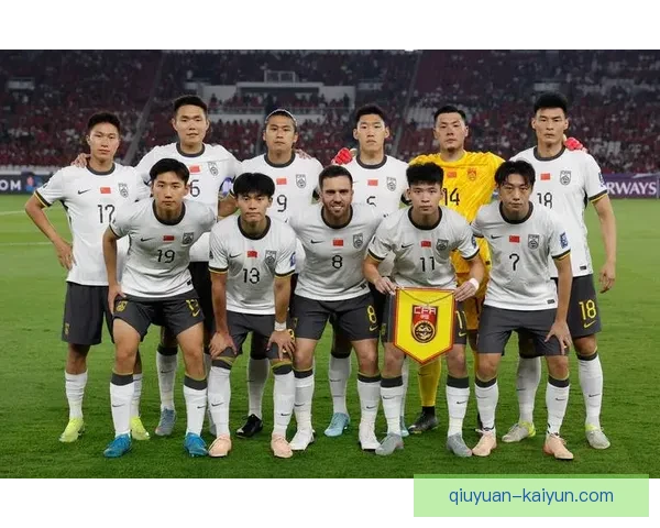 中国足球队全新阵容亮相备战亚洲杯 热点球员表现引发球迷热议 中国足球队全新阵容亮相备战亚洲杯 热点球员表现引发球迷热议